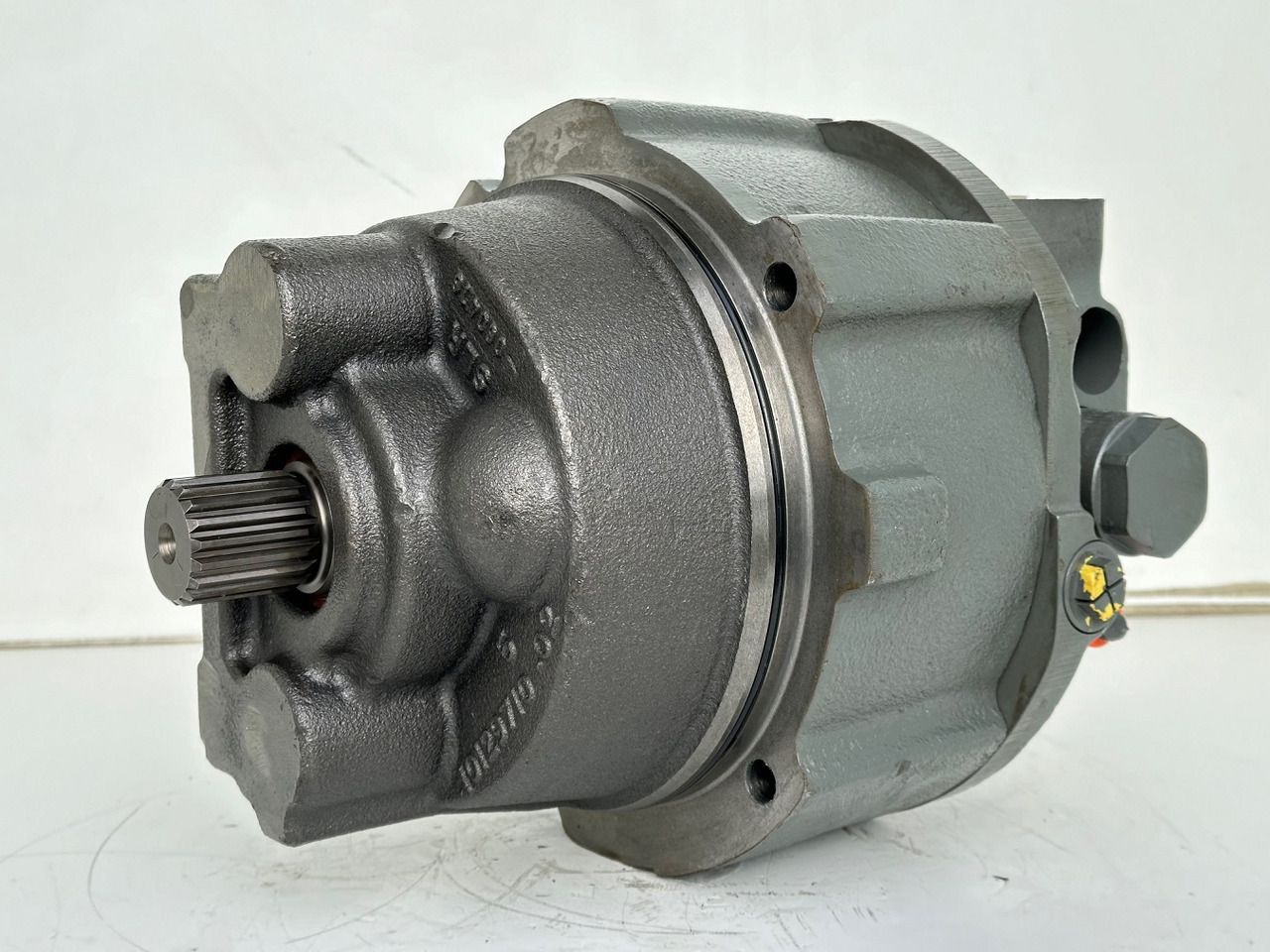 Liebherr Hydraulikeinbaumotor CMVE O 135. ID-Nr.10129570 - ID-Nr.11439804. FAT400P112 - FAT550P093. R930, R934, R936, R940, R944, R946, R950T. #10129570.21538# - Hydromotor voor Bouwmachine: afbeelding 1 Liebherr Hydraulikeinbaumotor CMVE O 135. ID-Nr.10129570 - ID-Nr.11439804. FAT400P112 - FAT550P093. R930, R934, R936, R940, R944, R946, R950T. #10129570.21538# - Hydromotor voor Bouwmachine: afbeelding 1