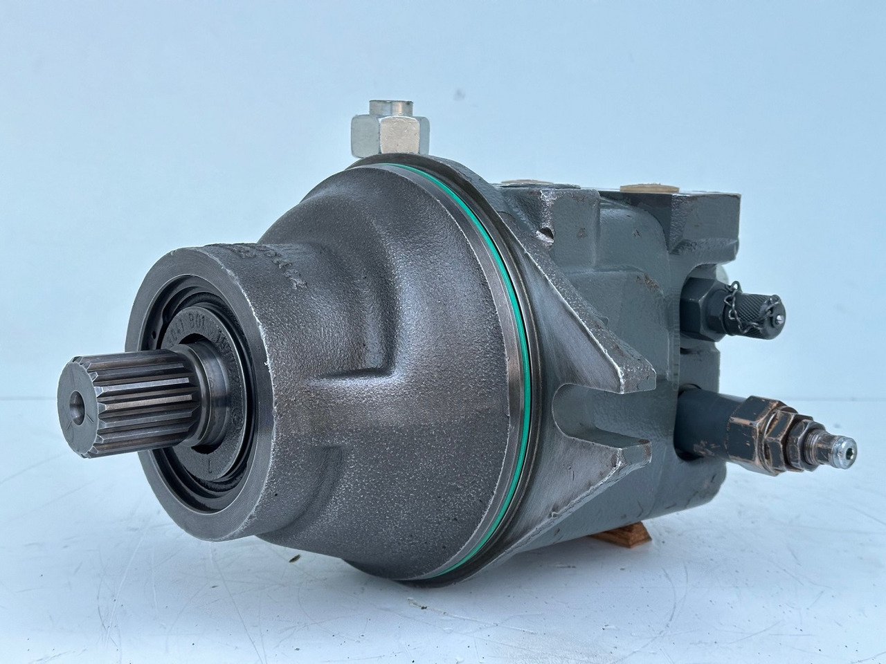 Liebherr Hydraulikeinbaumotor Typ:FMF090. ID-Nr.10139164 - ID-Nr.11371743. R946 LC, R946 LC-V, R946 NLC, R946 S-HD, R950 LC-V, R950 S-HD, R950. #11371743.11929# - Zwenkmotor voor Graafmachine: afbeelding 1 Liebherr Hydraulikeinbaumotor Typ:FMF090. ID-Nr.10139164 - ID-Nr.11371743. R946 LC, R946 LC-V, R946 NLC, R946 S-HD, R950 LC-V, R950 S-HD, R950. #11371743.11929# - Zwenkmotor voor Graafmachine: afbeelding 1