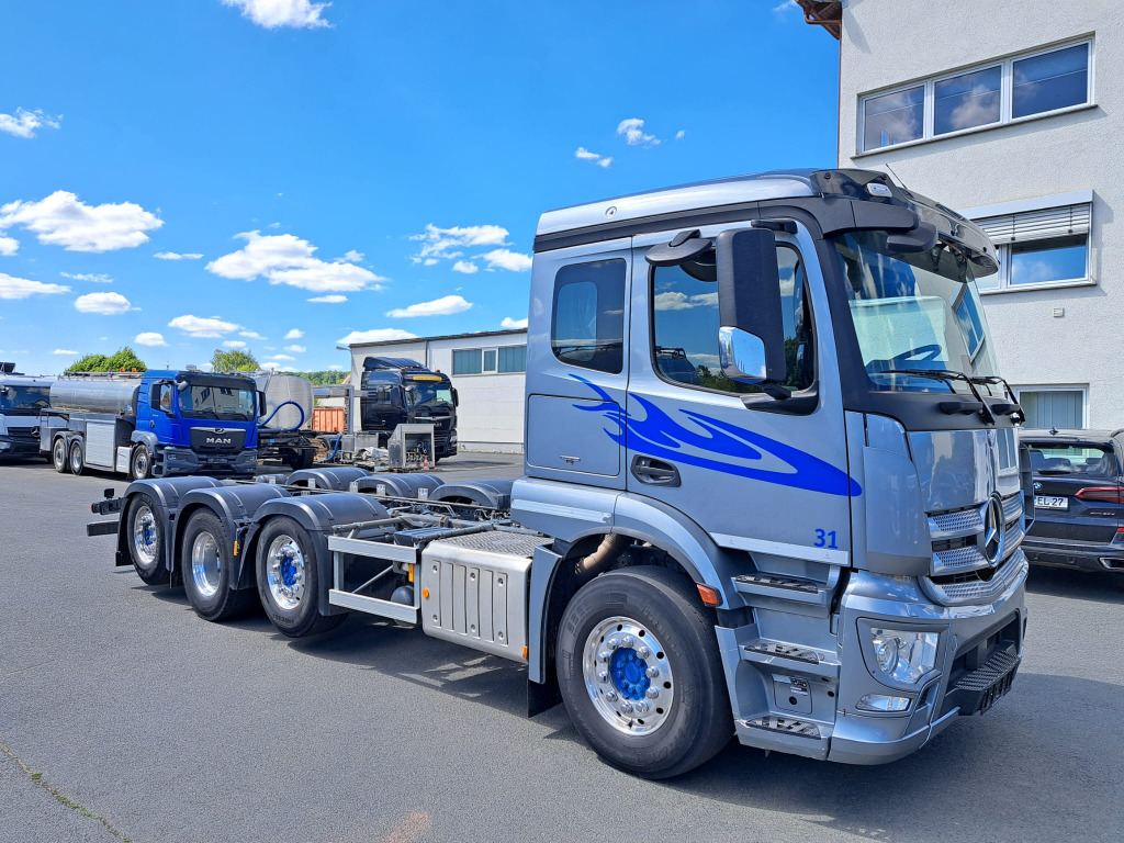 Mercedes Benz Actros 3243 8x2 1,2 & 4 Lenkachse, 2 & 4 Liftbar(Nr. 6051) - Chassis vrachtwagen: afbeelding 2 Mercedes Benz Actros 3243 8x2 1,2 & 4 Lenkachse, 2 & 4 Liftbar(Nr. 6051) - Chassis vrachtwagen: afbeelding 2