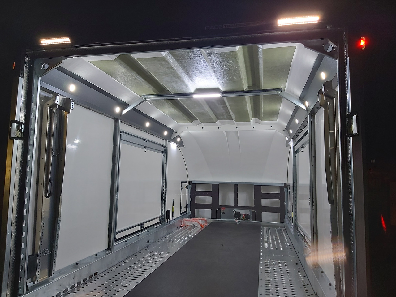BJT Race Transporter 4 550x212x188cm blackline Alufelgen dark Lichtpaket ASR Kamera Solarpad 3500kg - Autotransport aanhangwagen: afbeelding 2 BJT Race Transporter 4 550x212x188cm blackline Alufelgen dark Lichtpaket ASR Kamera Solarpad 3500kg - Autotransport aanhangwagen: afbeelding 2