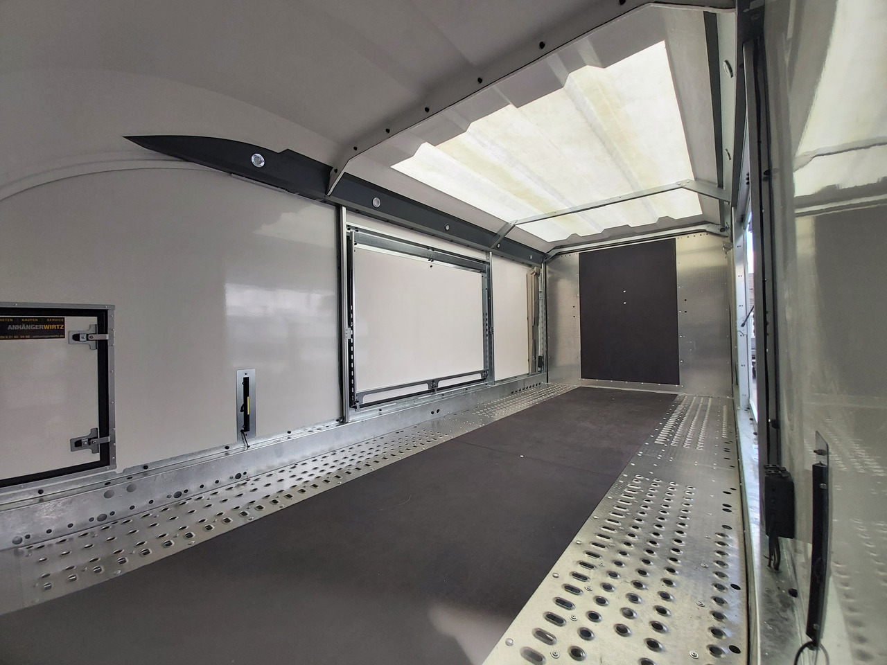 BJT Race Transporter 4 550x212x188cm blackline Alufelgen dark Lichtpaket ASR Kamera Solarpad 3500kg - Autotransport aanhangwagen: afbeelding 5 BJT Race Transporter 4 550x212x188cm blackline Alufelgen dark Lichtpaket ASR Kamera Solarpad 3500kg - Autotransport aanhangwagen: afbeelding 5