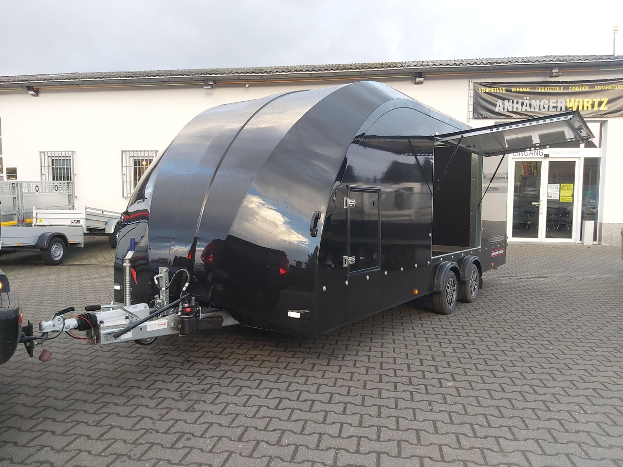BJT Race Transporter 4 550x212x188cm blackline ankippbar elekt. Seilwinde Alufelgen dark ASR 3500kg - Autotransport aanhangwagen: afbeelding 1 BJT Race Transporter 4 550x212x188cm blackline ankippbar elekt. Seilwinde Alufelgen dark ASR 3500kg - Autotransport aanhangwagen: afbeelding 1