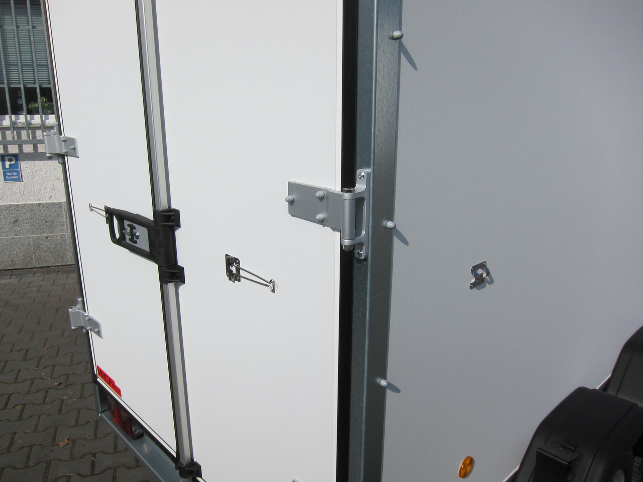 Böckmann Koffer KT 3015/20 H weiß 301x150x202cm (M) 2000kg WCF 100 km/H - Gesloten aanhangwagen: afbeelding 5 Böckmann Koffer KT 3015/20 H weiß 301x150x202cm (M) 2000kg WCF 100 km/H - Gesloten aanhangwagen: afbeelding 5