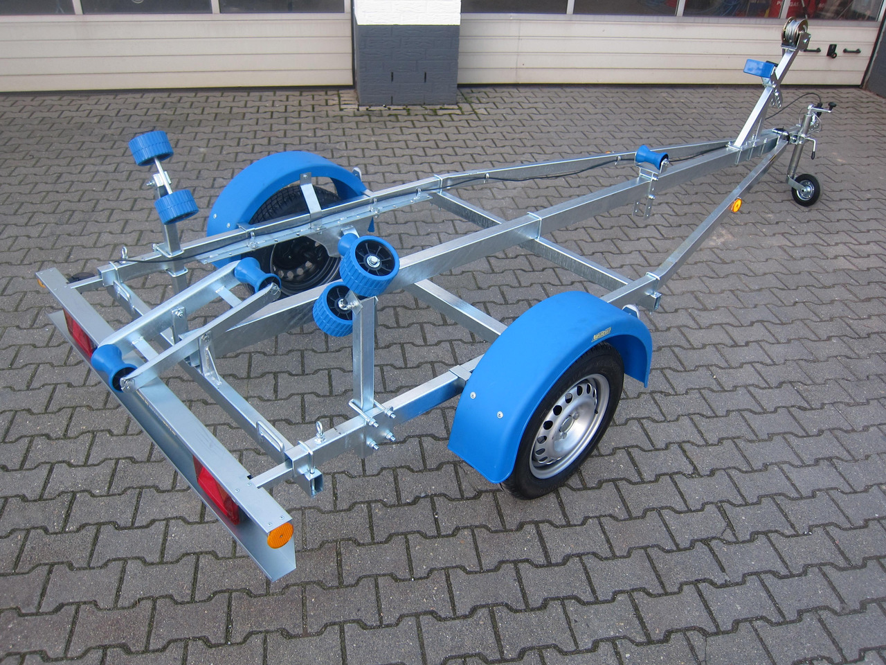 Bootsanhänger Boattrailer Neptun NAVY N7-17 Trailer 750kg mit Winde Winter Online Aktion - Boottrailer: afbeelding 2 Bootsanhänger Boattrailer Neptun NAVY N7-17 Trailer 750kg mit Winde Winter Online Aktion - Boottrailer: afbeelding 2