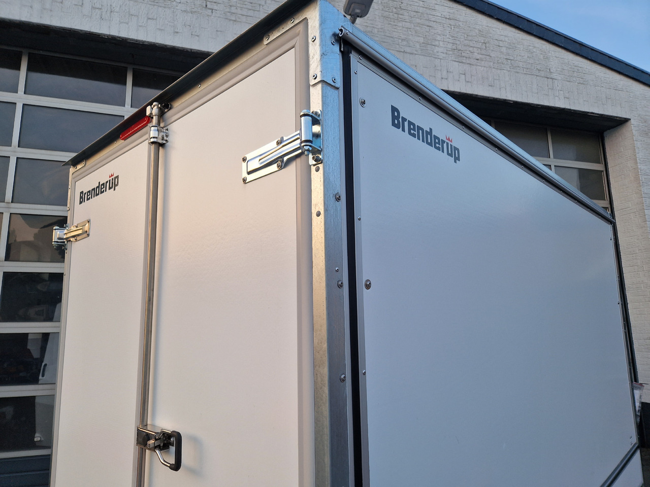 Brenderup Cargo Dynamic CD300 TB D ST SK 300x155x185cm Heck Seitentür Serviceklappe Wabe (M) 2000kg - Verkoopwagen: afbeelding 4 Brenderup Cargo Dynamic CD300 TB D ST SK 300x155x185cm Heck Seitentür Serviceklappe Wabe (M) 2000kg - Verkoopwagen: afbeelding 4