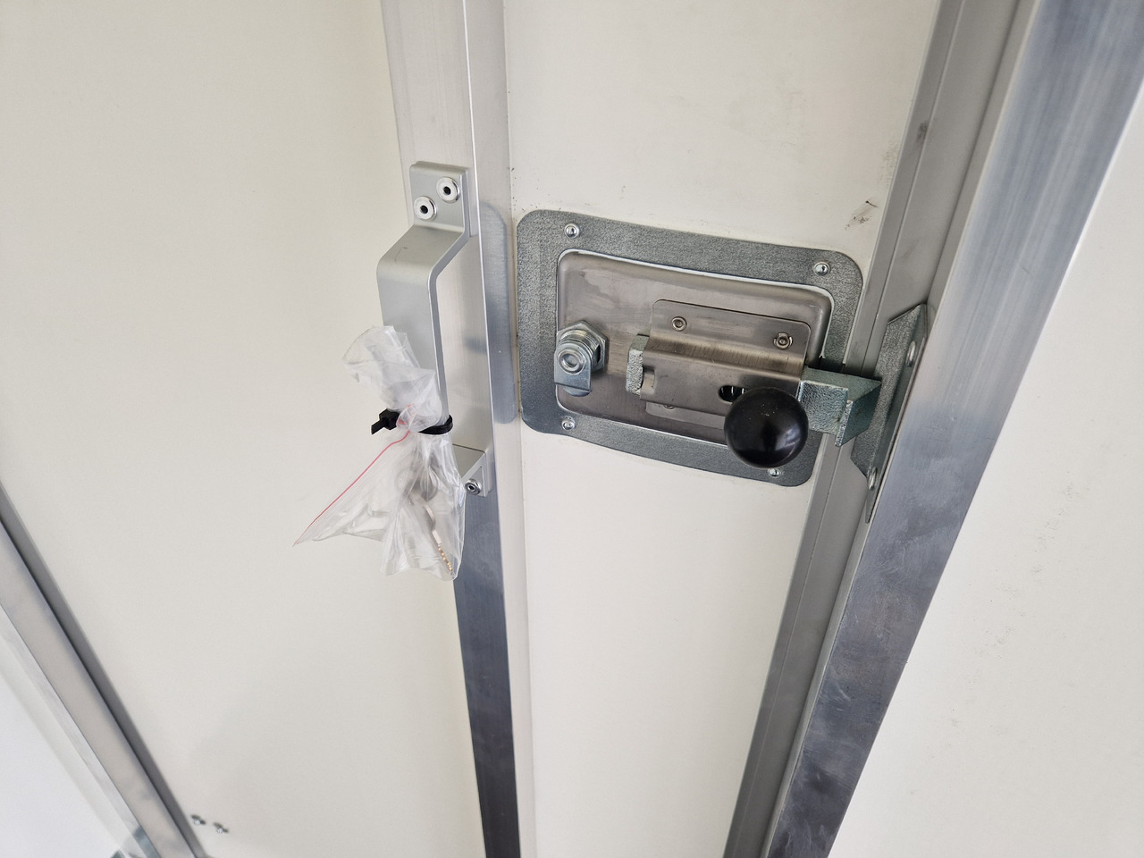 Brenderup Cargo Dynamic CD350 TB R ST 350x155x185cm Heckrampe Seitentür Wabenwände (L) 2500kg - Motor aanhanger: afbeelding 4 Brenderup Cargo Dynamic CD350 TB R ST 350x155x185cm Heckrampe Seitentür Wabenwände (L) 2500kg - Motor aanhanger: afbeelding 4