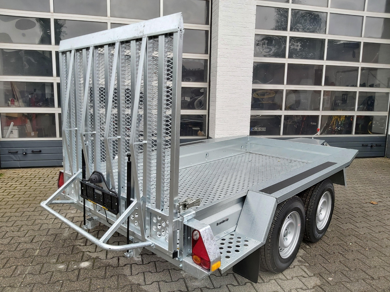 Machinetransporter Brenderup Maschinentransporter MT 3080 STF 308x152x25cm Stahllochboden 3000kg: afbeelding 8 Machinetransporter Brenderup Maschinentransporter MT 3080 STF 308x152x25cm Stahllochboden 3000kg: afbeelding 8