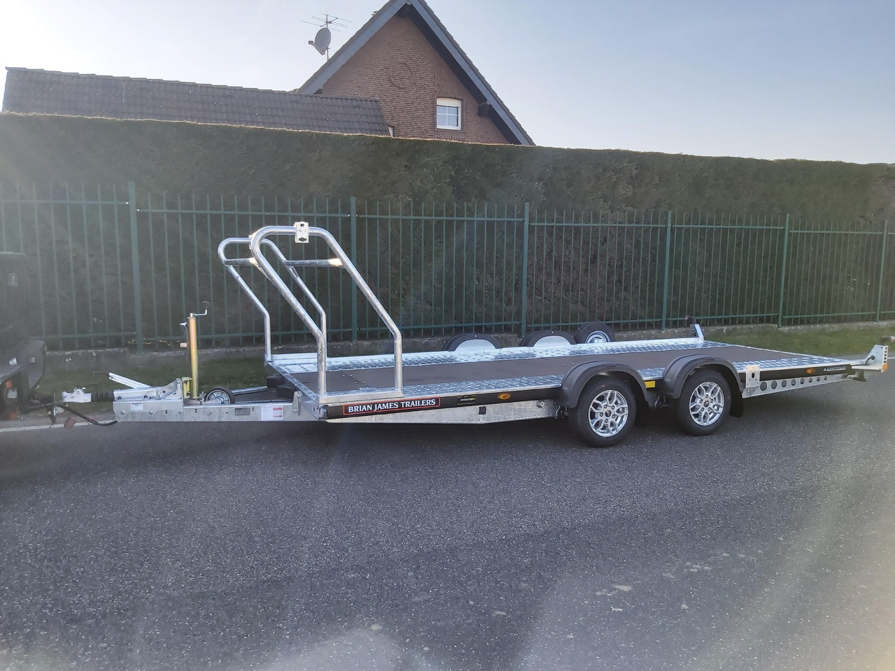 Brian James A4 Transporter 500x200cm blackline Alufelgen easy glide Rampen 240cm Reifenregal 3000kg - Autotransport aanhangwagen: afbeelding 4 Brian James A4 Transporter 500x200cm blackline Alufelgen easy glide Rampen 240cm Reifenregal 3000kg - Autotransport aanhangwagen: afbeelding 4