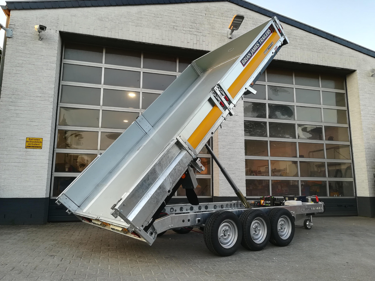 Brian James Trailer CarGO Tipper 2 elektrisch 360x195x30cm Stahlbordwände Pendel 12" Tridem 3,5t on - Kipper aanhangwagen: afbeelding 1 Brian James Trailer CarGO Tipper 2 elektrisch 360x195x30cm Stahlbordwände Pendel 12" Tridem 3,5t on - Kipper aanhangwagen: afbeelding 1