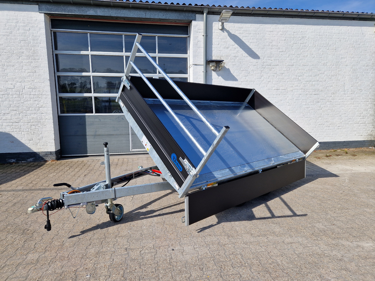 Cheval Liberte Kipper PW 3.3 35 black 330x180x35cm Elektro 3500kg Modell 09.2024 - Kipper aanhangwagen: afbeelding 2 Cheval Liberte Kipper PW 3.3 35 black 330x180x35cm Elektro 3500kg Modell 09.2024 - Kipper aanhangwagen: afbeelding 2