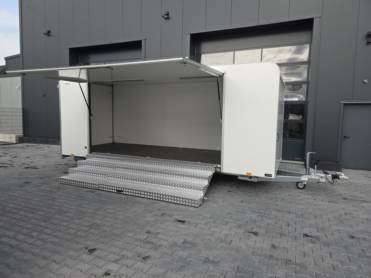 Event Trailer Koffer TWSP M 600T.01 600x230x210 Seitenklappe Treppe Hecktüren 230V 3000kg - Verkoopwagen: afbeelding 1 Event Trailer Koffer TWSP M 600T.01 600x230x210 Seitenklappe Treppe Hecktüren 230V 3000kg - Verkoopwagen: afbeelding 1