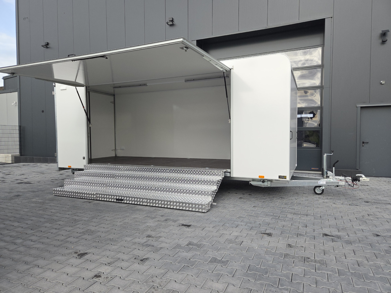 Event Trailer Koffer TWSP M 600T.01 600x230x210 Seitenklappe Treppe Hecktüren 230V 3000kg - Verkoopwagen: afbeelding 2 Event Trailer Koffer TWSP M 600T.01 600x230x210 Seitenklappe Treppe Hecktüren 230V 3000kg - Verkoopwagen: afbeelding 2