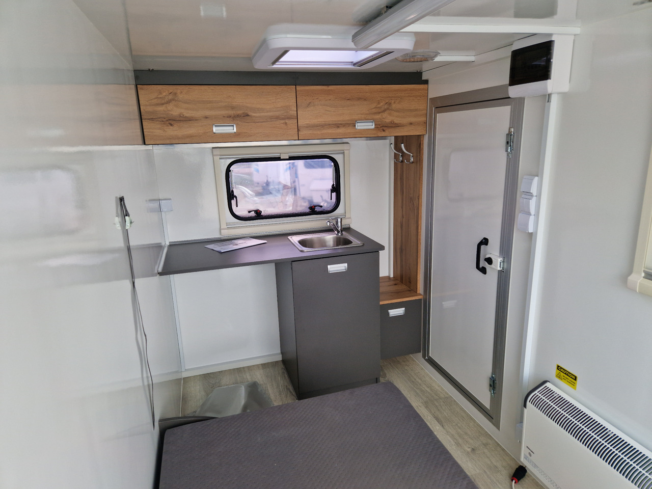 Caravan Koffer Camp TFS ST 320.01 320x150x180cm Premium Rampe Seitentür Fenster Bett 1300kg 100km/H: afbeelding 6