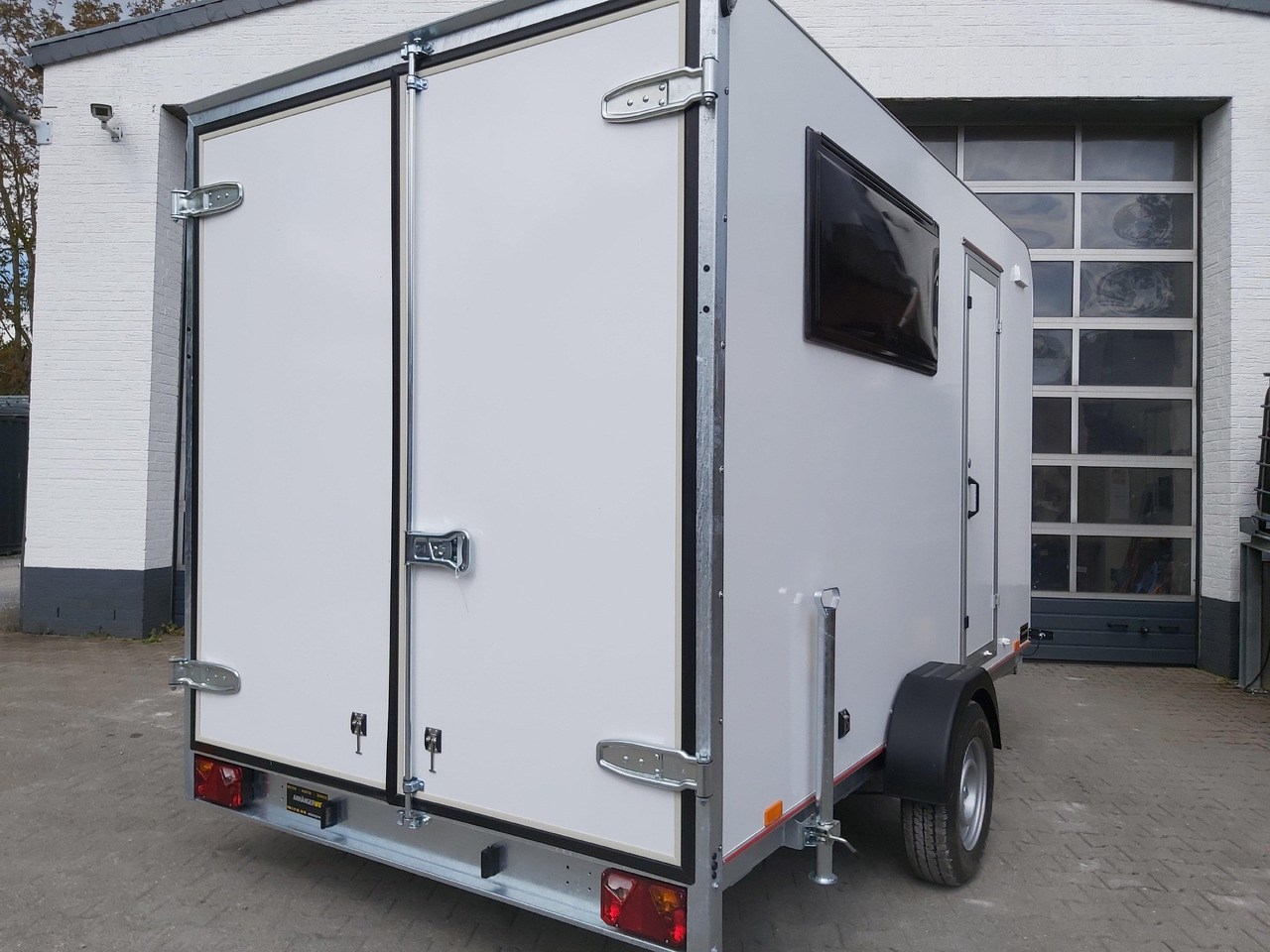 Koffer Sport Camp TFS 360.00 360x200x210cm aero Seitentür Fenster Bett (L) 1300kg 100km/H - Caravan: afbeelding 2 Koffer Sport Camp TFS 360.00 360x200x210cm aero Seitentür Fenster Bett (L) 1300kg 100km/H - Caravan: afbeelding 2