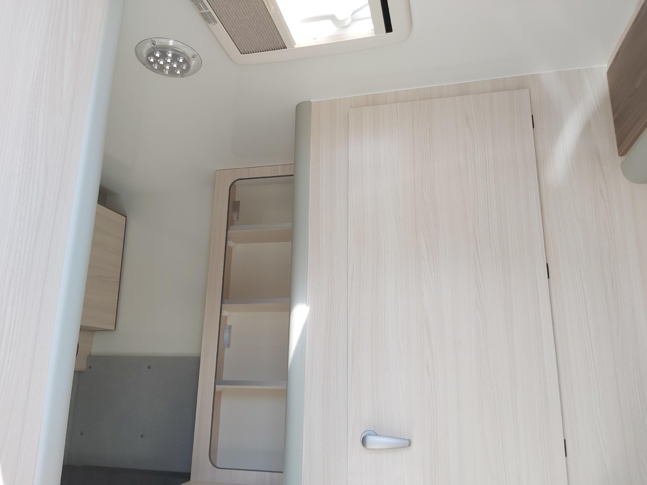 Verkoopwagen Koffer Sport Camp TFS 550.01 550x200x210cm Heckrampe Wohnabteil Premium 100km/H 2700kg AKTION: afbeelding 14