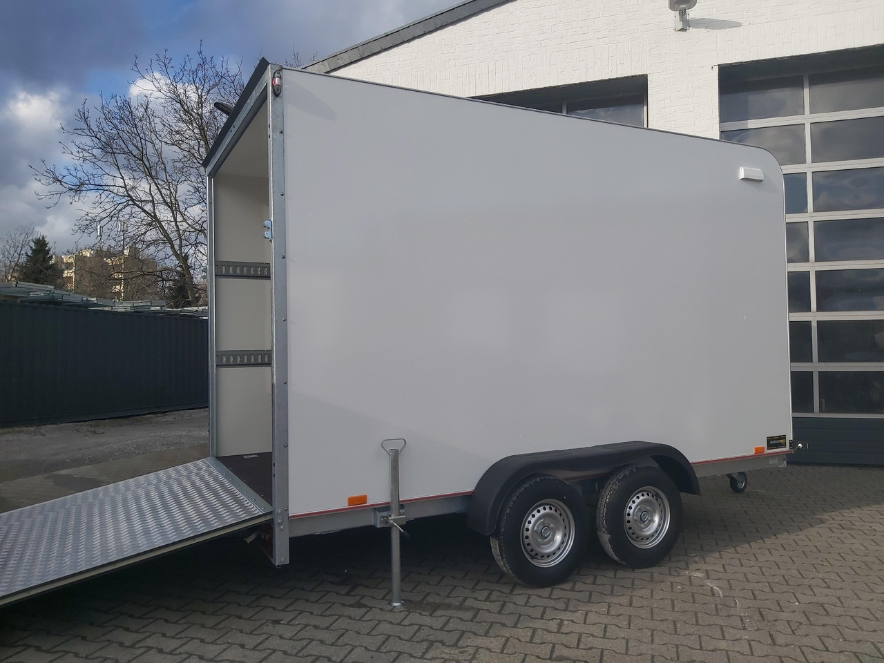 Koffer TFS 360T.01 2700 360x200x210cm aero Heckrampe Zurrsystem (L) 100km/h 2700kg - Gesloten aanhangwagen: afbeelding 2 Koffer TFS 360T.01 2700 360x200x210cm aero Heckrampe Zurrsystem (L) 100km/h 2700kg - Gesloten aanhangwagen: afbeelding 2
