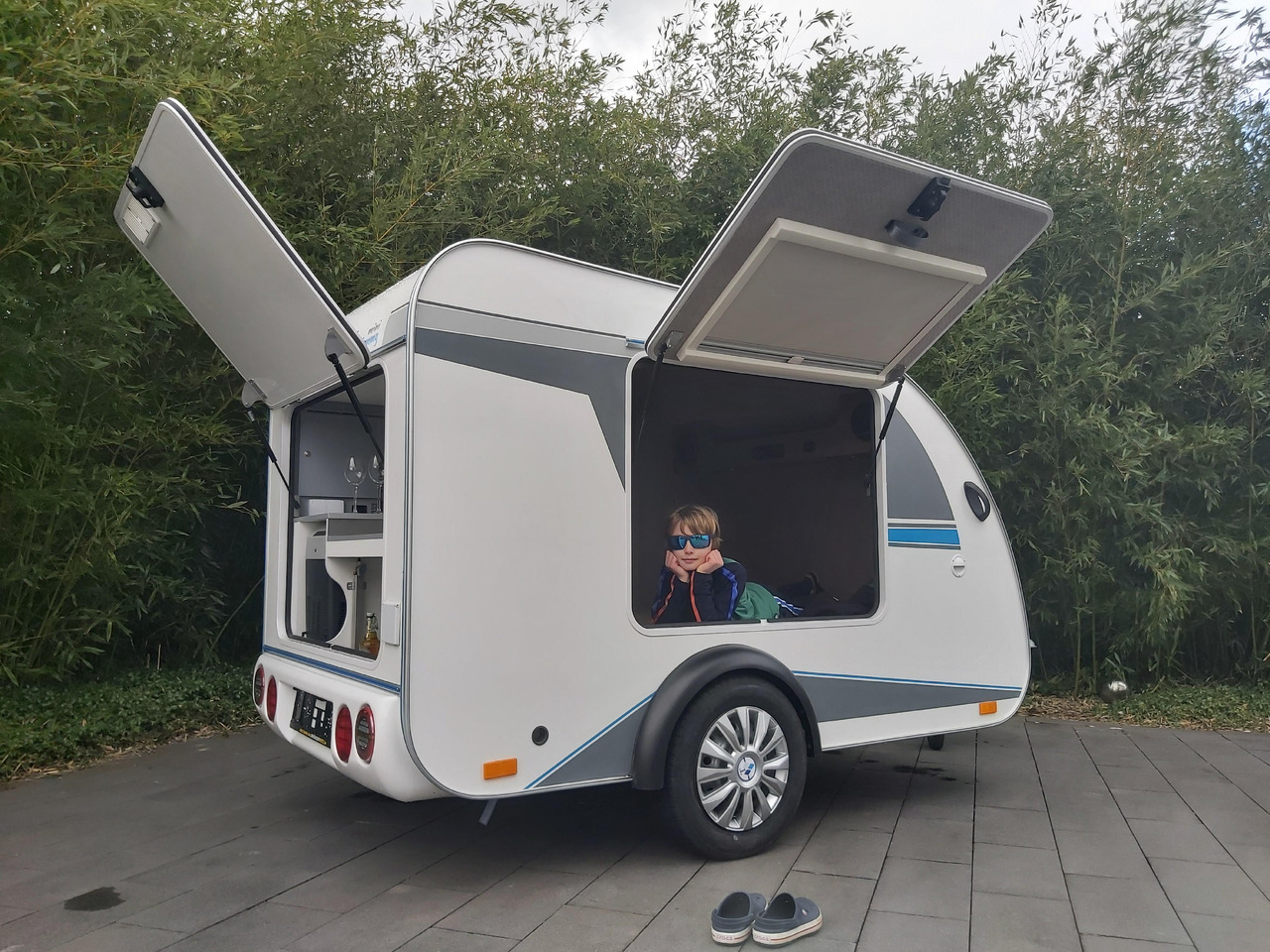 Mini Camper Mini Tommy TMC25 252x140x121cm aero V1 Küche 12V/230V 100km/H 750kg gebremst Modell 24 - Caravan: afbeelding 2 Mini Camper Mini Tommy TMC25 252x140x121cm aero V1 Küche 12V/230V 100km/H 750kg gebremst Modell 24 - Caravan: afbeelding 2