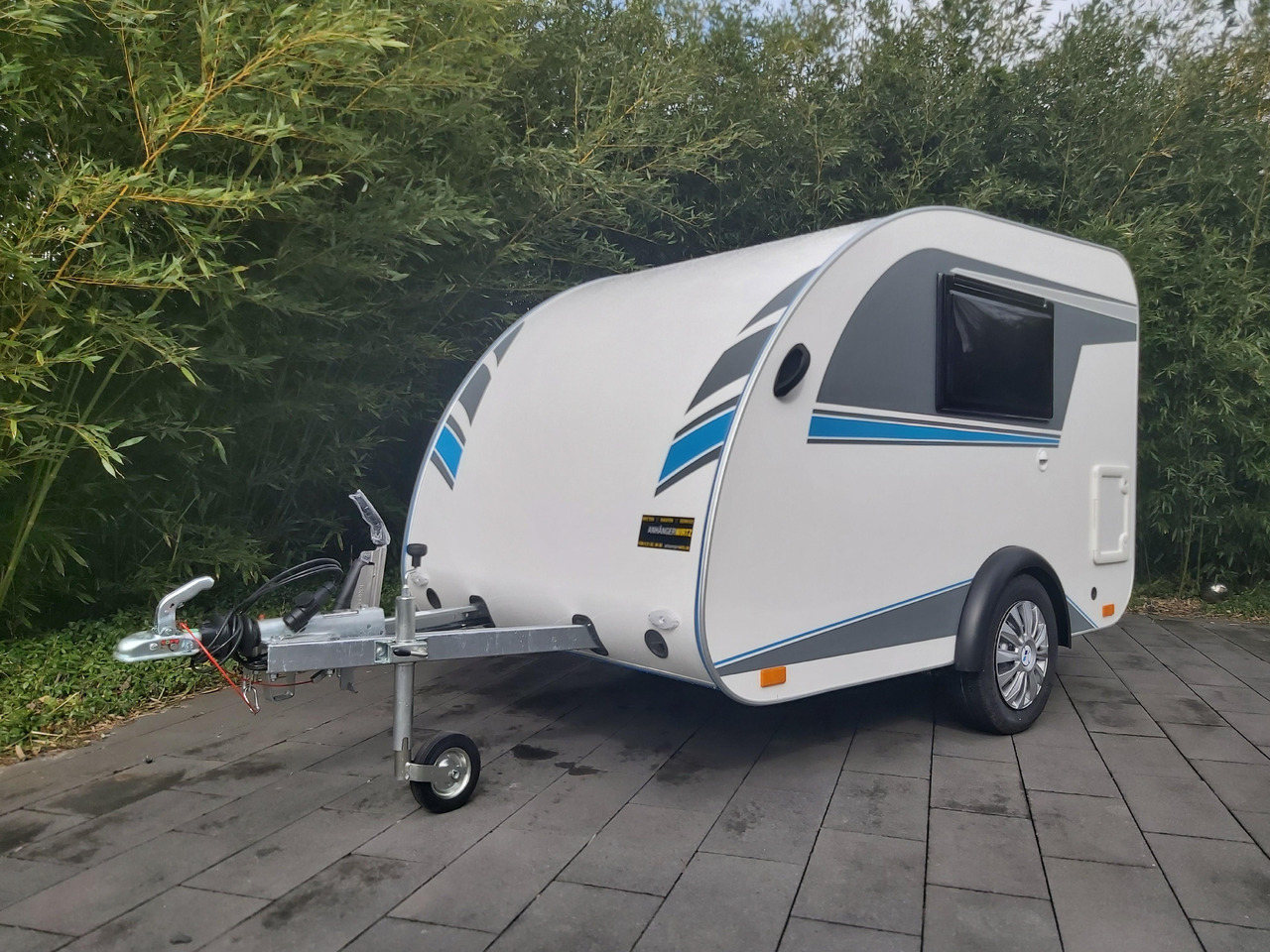 Mini Camper Mini Tommy TMC25 252x140x121cm aero V1 Küche 12V/230V 100km/H 750kg gebremst Modell 24 - Caravan: afbeelding 1 Mini Camper Mini Tommy TMC25 252x140x121cm aero V1 Küche 12V/230V 100km/H 750kg gebremst Modell 24 - Caravan: afbeelding 1