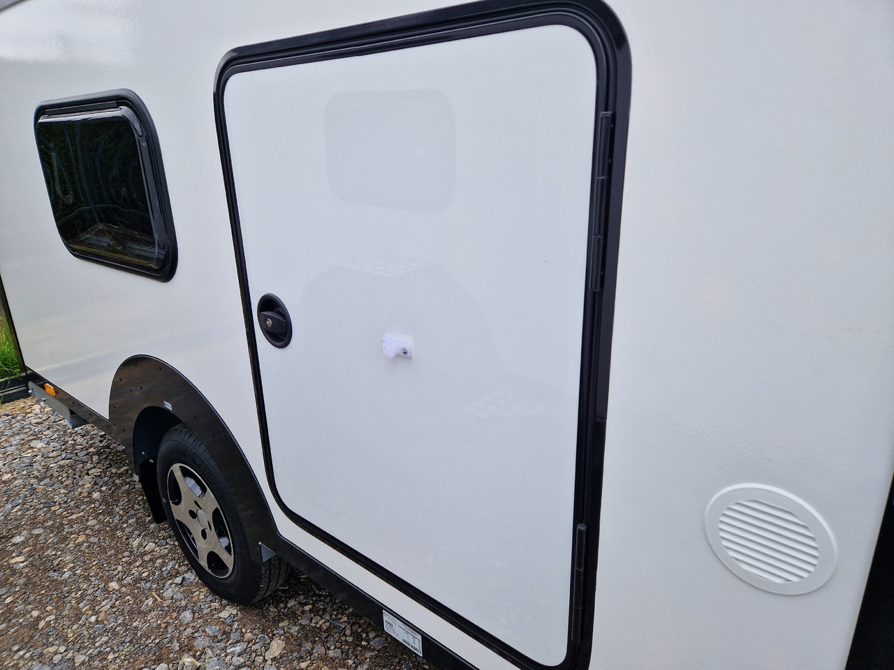 Mini Caravan Cargo Base Camp M+ wild 290cm Alufelgen 2 Fenster 100km/H 800kg - Caravan: afbeelding 2 Mini Caravan Cargo Base Camp M+ wild 290cm Alufelgen 2 Fenster 100km/H 800kg - Caravan: afbeelding 2
