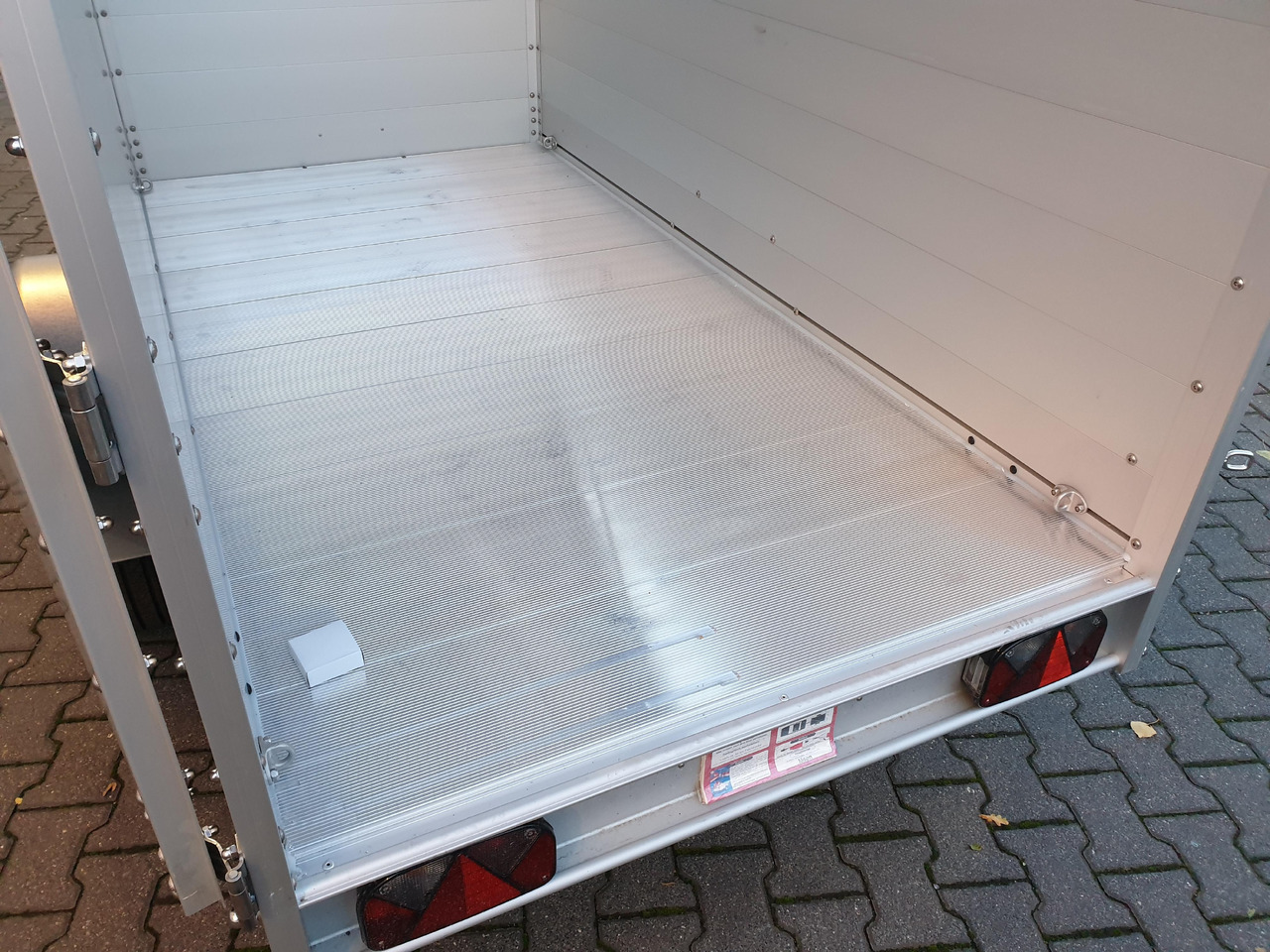 PKW Anhänger Koch Aluline 4.13 Deckel Hecktür Aluboden DV 250x125x125cm 1300kg 100 km/H Modell 23 - Gesloten aanhangwagen: afbeelding 4 PKW Anhänger Koch Aluline 4.13 Deckel Hecktür Aluboden DV 250x125x125cm 1300kg 100 km/H Modell 23 - Gesloten aanhangwagen: afbeelding 4