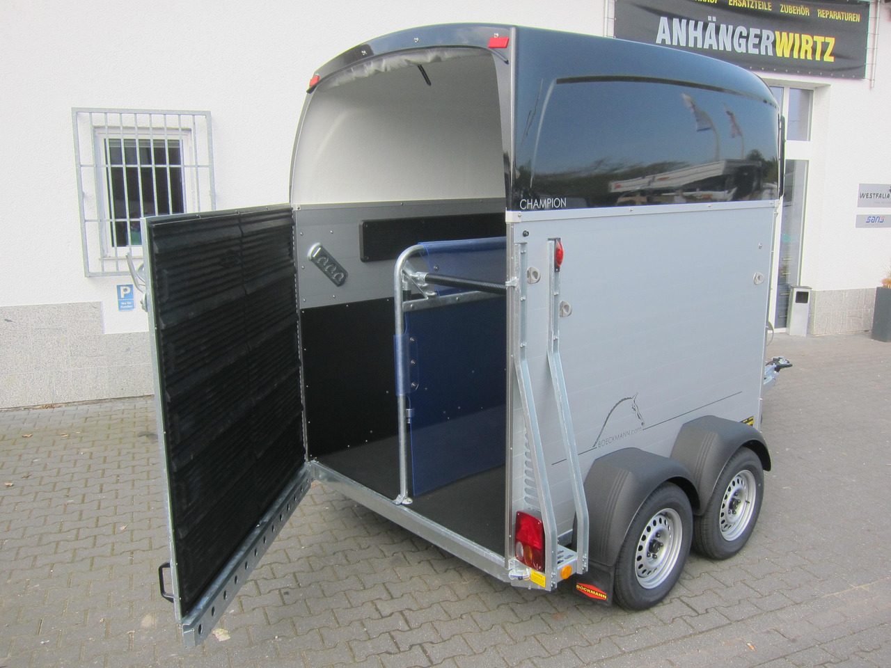 Pferdeanhänger Böckmann Champion C 2400kg Heckflügeltür blackline CFF+ 100 km/H 2400kg Abverkauf - Paardentrailer: afbeelding 4 Pferdeanhänger Böckmann Champion C 2400kg Heckflügeltür blackline CFF+ 100 km/H 2400kg Abverkauf - Paardentrailer: afbeelding 4