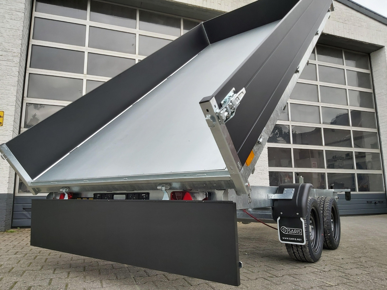 Kipper aanhangwagen Saris Kipper K1 356 184 3500 2 E 356x184x35cm black Elektro&Not 13" (L) 3500kg preorder 2024: afbeelding 6 Kipper aanhangwagen Saris Kipper K1 356 184 3500 2 E 356x184x35cm black Elektro&Not 13" (L) 3500kg preorder 2024: afbeelding 6