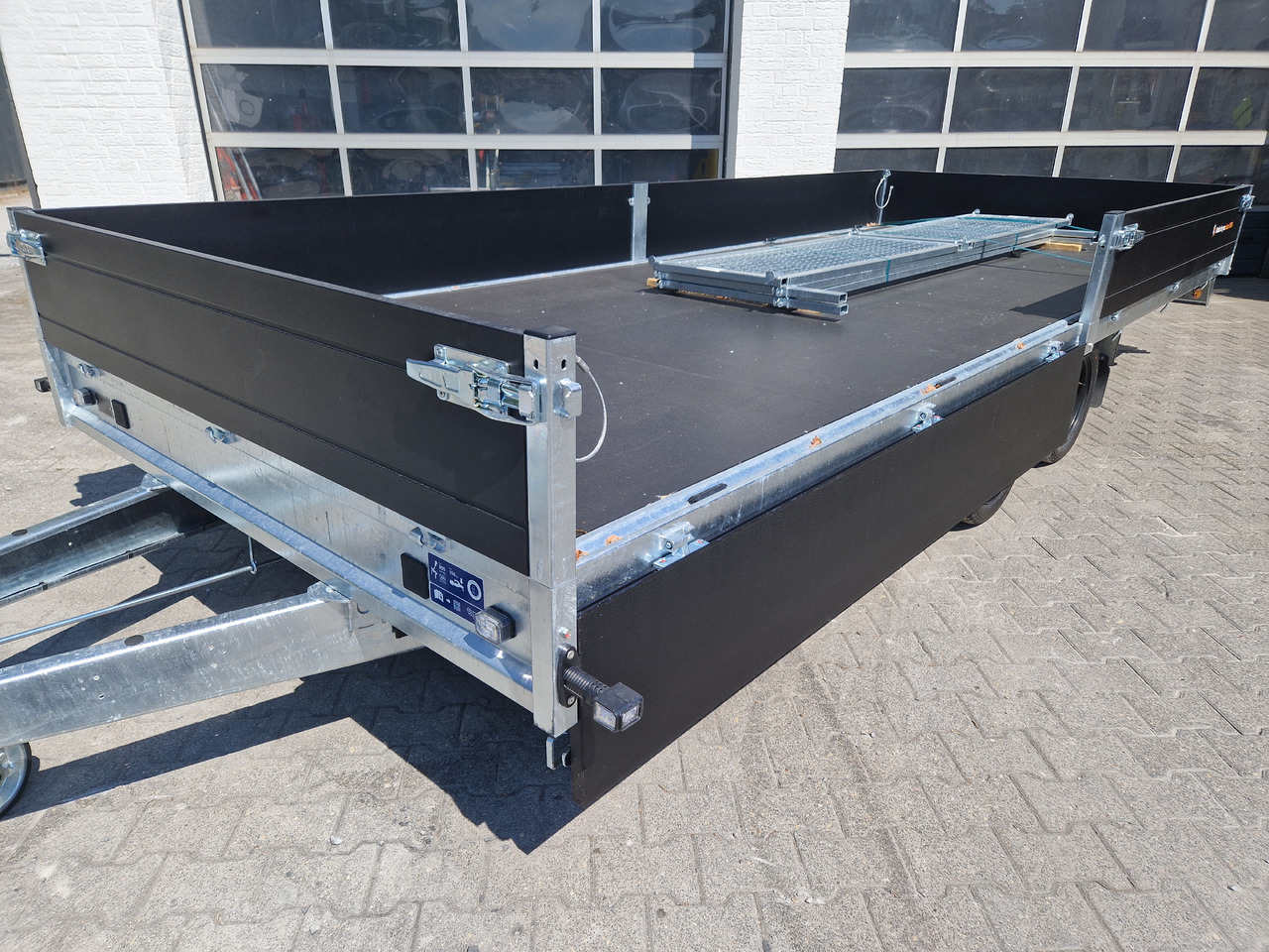 Open/ Plateau aanhangwagen Saris PL HD 506 204 3500 2 506x204x35cm heavy duty black LED Licht (XXL) 3500kg: afbeelding 8 Open/ Plateau aanhangwagen Saris PL HD 506 204 3500 2 506x204x35cm heavy duty black LED Licht (XXL) 3500kg: afbeelding 8