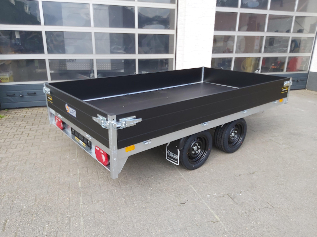 Saris PL306 170 2700 2 306x170x30cm black Edition 13" (M) 2700kg - Open/ Plateau aanhangwagen: afbeelding 5 Saris PL306 170 2700 2 306x170x30cm black Edition 13" (M) 2700kg - Open/ Plateau aanhangwagen: afbeelding 5