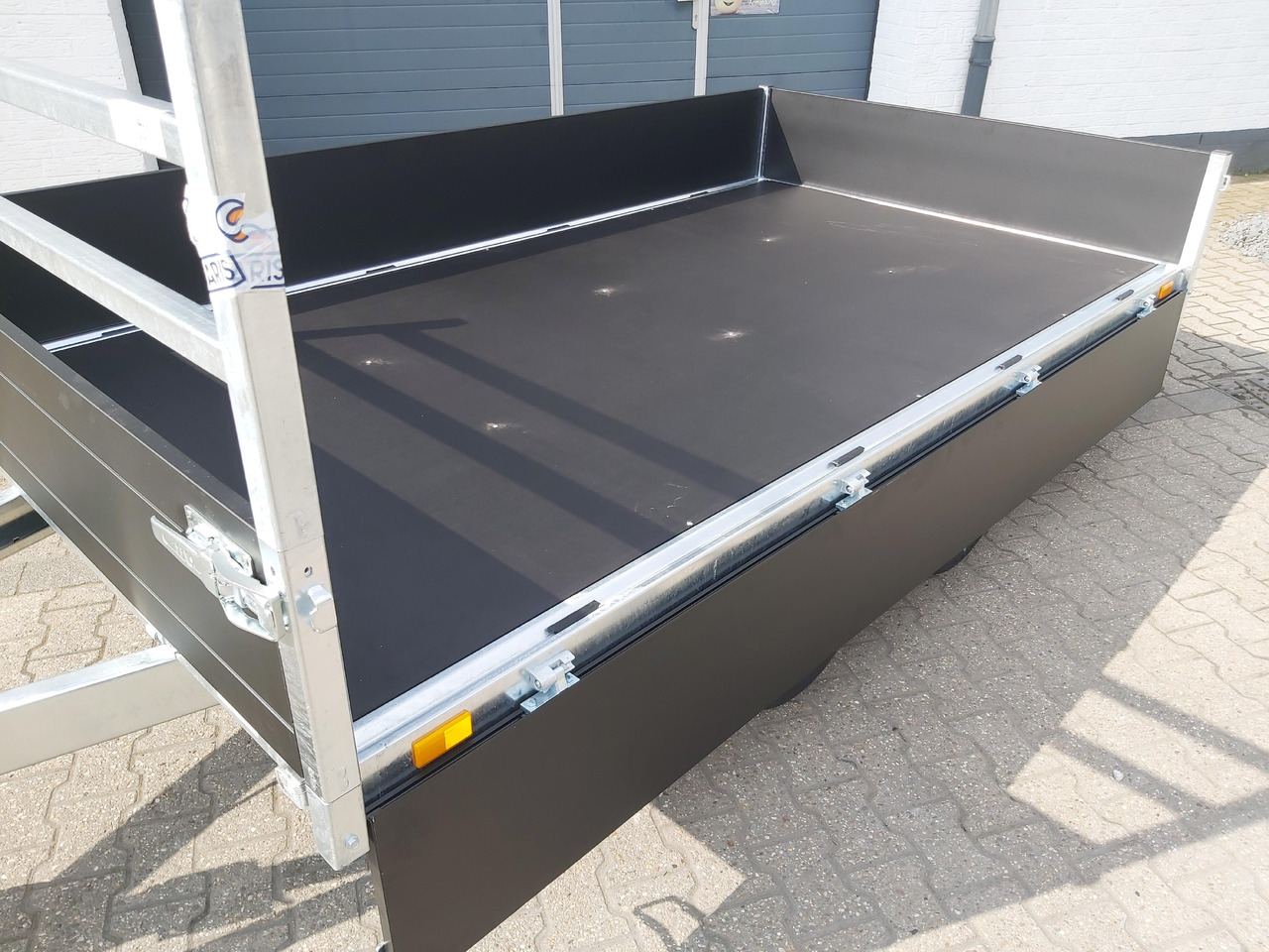 Saris PL306 170 2700 2 306x170x30cm black Edition LED Beleuchtung H Gestell 13" (M) 2700kg - Open/ Plateau aanhangwagen: afbeelding 4 Saris PL306 170 2700 2 306x170x30cm black Edition LED Beleuchtung H Gestell 13" (M) 2700kg - Open/ Plateau aanhangwagen: afbeelding 4