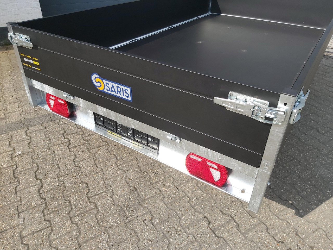 Saris PL306 170 2700 2 306x170x30cm black Edition LED Beleuchtung H Gestell 13" (M) 2700kg - Open/ Plateau aanhangwagen: afbeelding 2 Saris PL306 170 2700 2 306x170x30cm black Edition LED Beleuchtung H Gestell 13" (M) 2700kg - Open/ Plateau aanhangwagen: afbeelding 2
