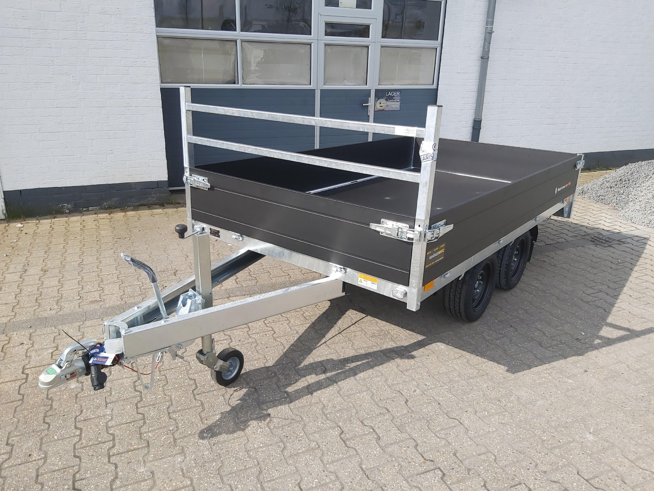 Saris PL306 170 2700 2 306x170x30cm black Edition LED Beleuchtung H Gestell 13" (M) 2700kg - Open/ Plateau aanhangwagen: afbeelding 1 Saris PL306 170 2700 2 306x170x30cm black Edition LED Beleuchtung H Gestell 13" (M) 2700kg - Open/ Plateau aanhangwagen: afbeelding 1