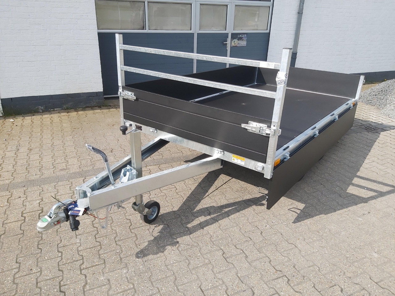 Saris PL306 170 2700 2 306x170x30cm black Edition LED Beleuchtung H Gestell 13" (M) 2700kg - Open/ Plateau aanhangwagen: afbeelding 3 Saris PL306 170 2700 2 306x170x30cm black Edition LED Beleuchtung H Gestell 13" (M) 2700kg - Open/ Plateau aanhangwagen: afbeelding 3