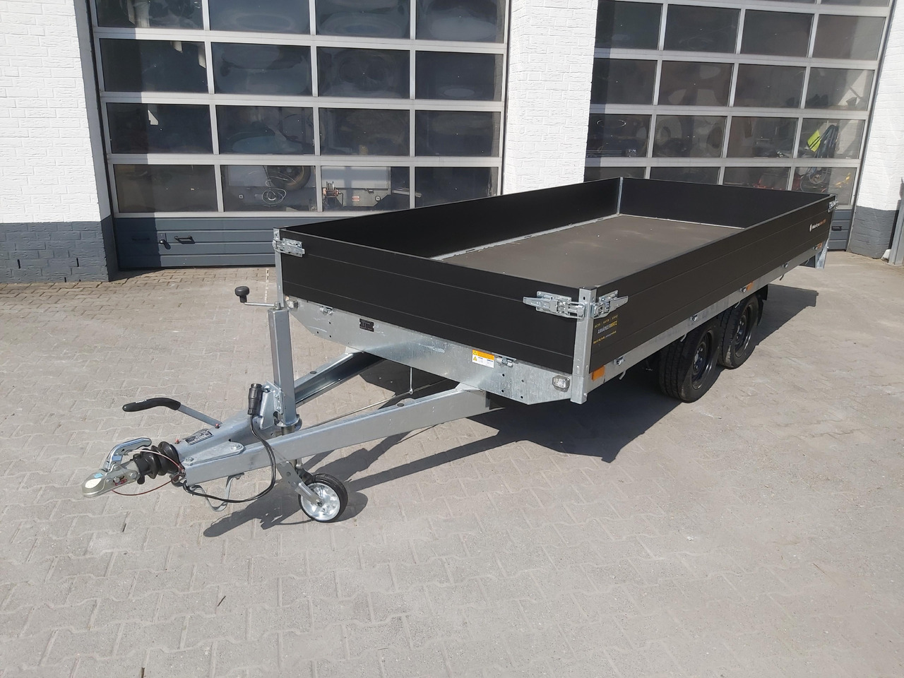 Saris PL406 184 2700 2 406x184x35cm black Edition LED Beleuchtung 13" (XL) 2700kg - Open/ Plateau aanhangwagen: afbeelding 1 Saris PL406 184 2700 2 406x184x35cm black Edition LED Beleuchtung 13" (XL) 2700kg - Open/ Plateau aanhangwagen: afbeelding 1