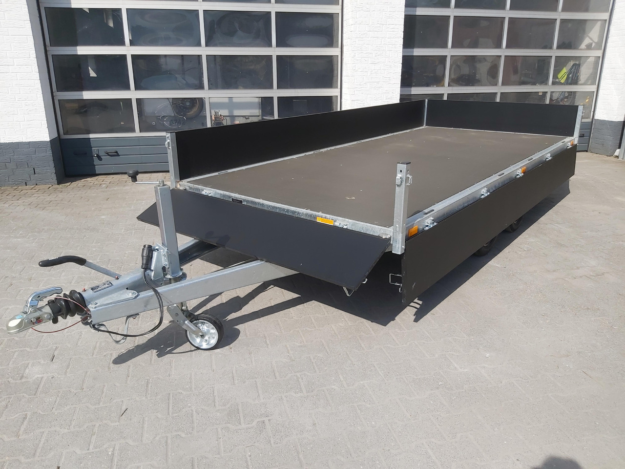 Saris PL406 184 2700 2 406x184x35cm black Edition LED Beleuchtung 13" (XL) 2700kg - Open/ Plateau aanhangwagen: afbeelding 3 Saris PL406 184 2700 2 406x184x35cm black Edition LED Beleuchtung 13" (XL) 2700kg - Open/ Plateau aanhangwagen: afbeelding 3