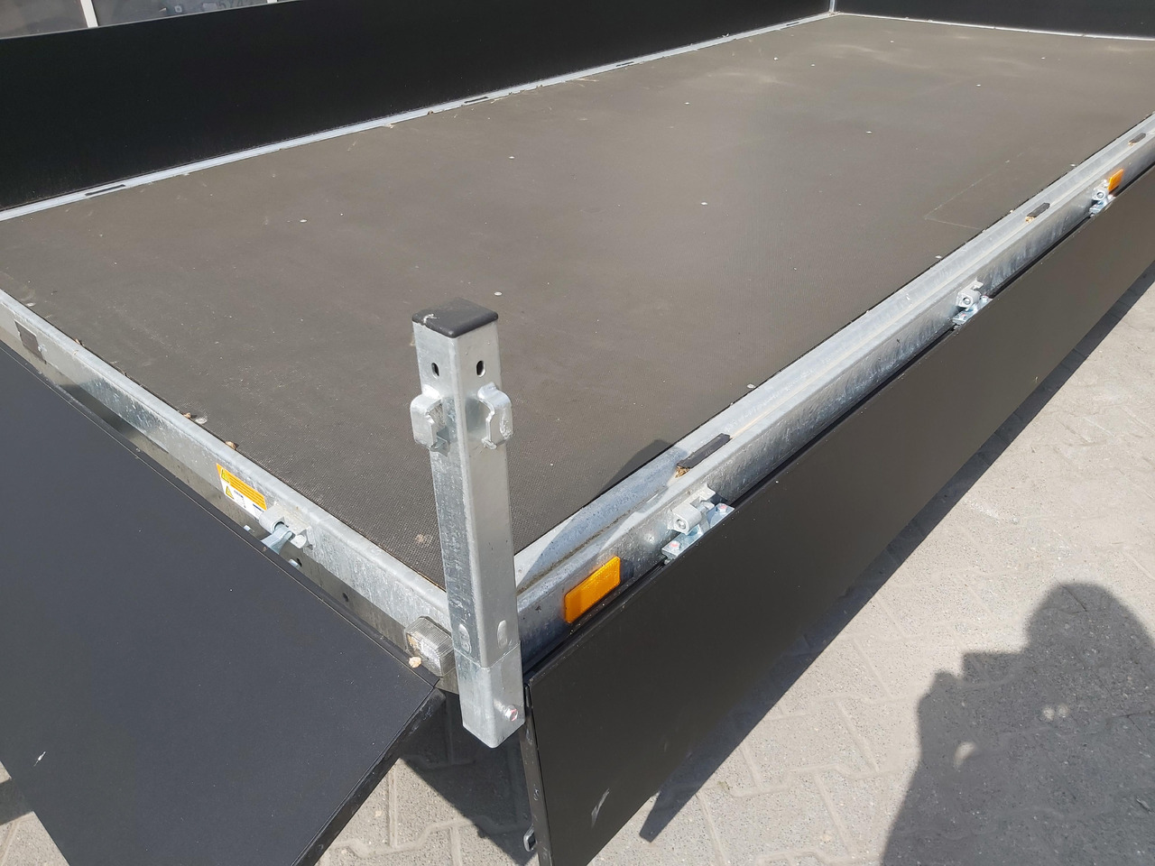 Saris PL406 184 2700 2 406x184x35cm black Edition LED Beleuchtung 13" (XL) 2700kg - Open/ Plateau aanhangwagen: afbeelding 4 Saris PL406 184 2700 2 406x184x35cm black Edition LED Beleuchtung 13" (XL) 2700kg - Open/ Plateau aanhangwagen: afbeelding 4