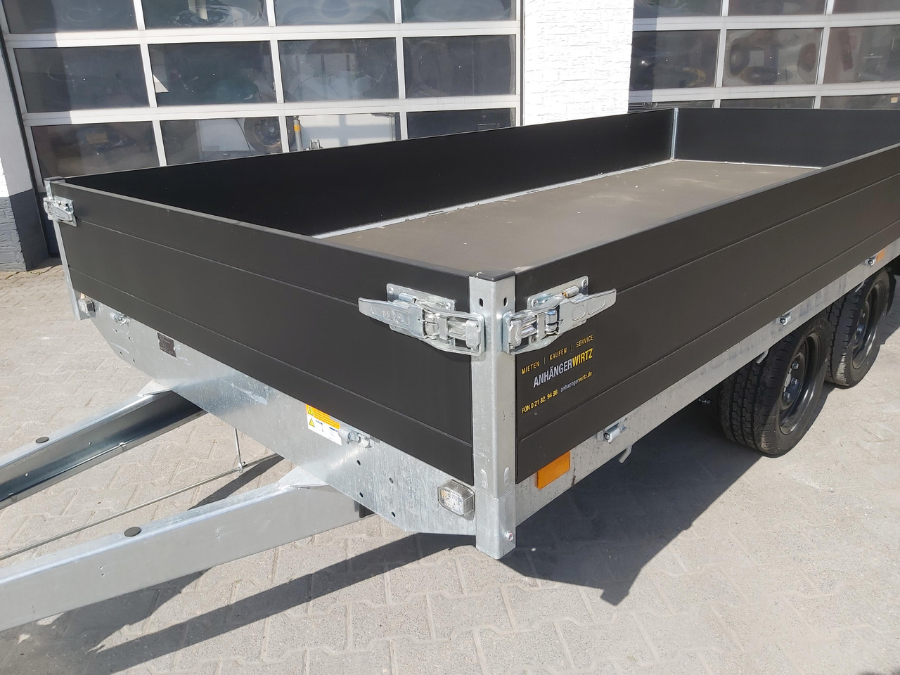 Saris PL406 184 2700 2 406x184x35cm black Edition LED Beleuchtung 13" (XL) 2700kg - Open/ Plateau aanhangwagen: afbeelding 2 Saris PL406 184 2700 2 406x184x35cm black Edition LED Beleuchtung 13" (XL) 2700kg - Open/ Plateau aanhangwagen: afbeelding 2