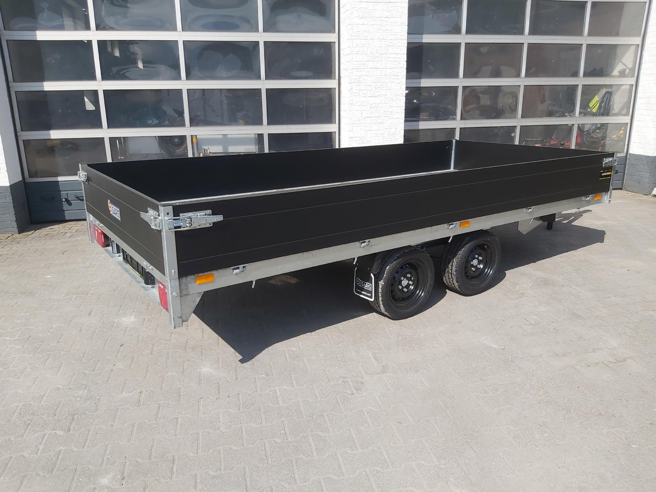 Saris PL406 184 2700 2 406x184x35cm black Edition LED Beleuchtung 13" (XL) 2700kg - Open/ Plateau aanhangwagen: afbeelding 5 Saris PL406 184 2700 2 406x184x35cm black Edition LED Beleuchtung 13" (XL) 2700kg - Open/ Plateau aanhangwagen: afbeelding 5