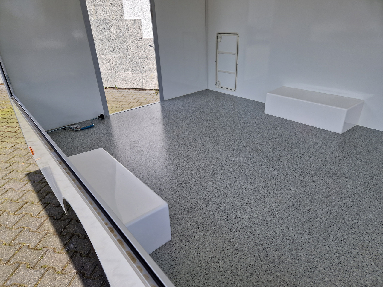 Verkaufsanhänger VK 300 220 aero retro 300x220x230cm 2 Verkaufsklappen rechts & vorn Hecktür 1300kg - Verkoopwagen: afbeelding 5 Verkaufsanhänger VK 300 220 aero retro 300x220x230cm 2 Verkaufsklappen rechts & vorn Hecktür 1300kg - Verkoopwagen: afbeelding 5