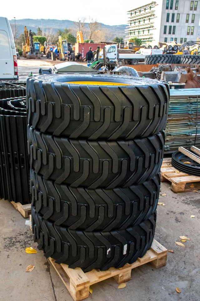 Bandenmarkt 315/70R22.5 - Complete wiel voor Graafmachine: afbeelding 2 Bandenmarkt 315/70R22.5 - Complete wiel voor Graafmachine: afbeelding 2