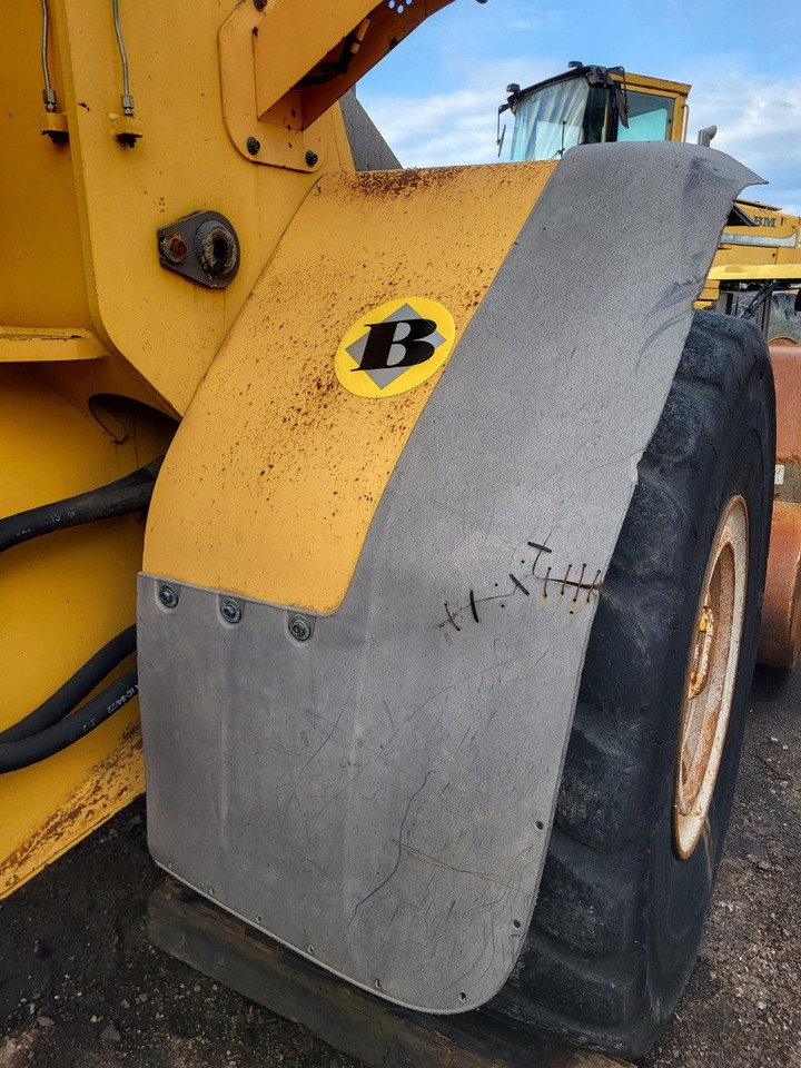 Volvo right front mudguard - Onderdelen voor Wiellader: afbeelding 1 Volvo right front mudguard - Onderdelen voor Wiellader: afbeelding 1