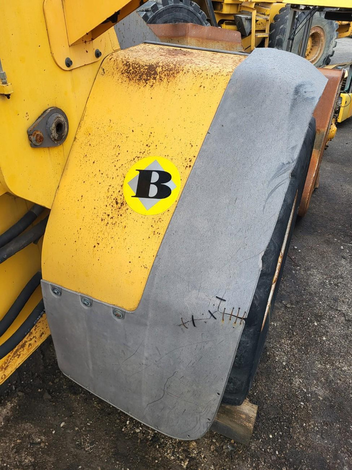 Volvo right front mudguard - Onderdelen voor Wiellader: afbeelding 2 Volvo right front mudguard - Onderdelen voor Wiellader: afbeelding 2