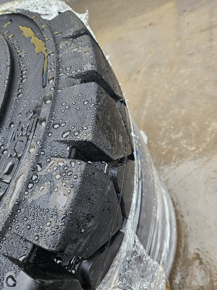 SOLID tires - Complete wiel voor Mobiele graafmachine: afbeelding 4 SOLID tires - Complete wiel voor Mobiele graafmachine: afbeelding 4