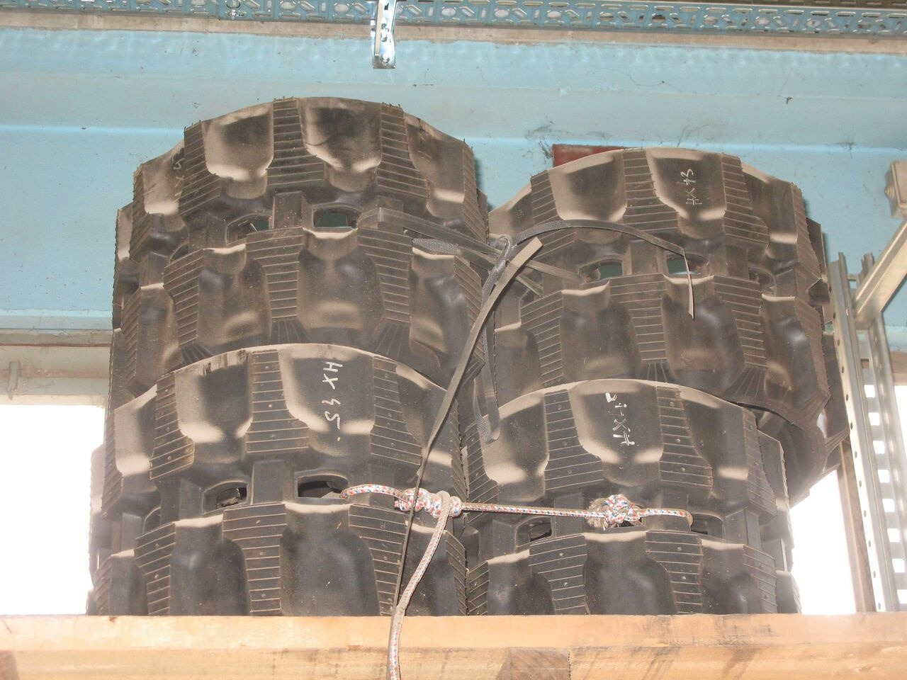 TAERYUK HX320X100X45 - Rupsband voor Graafmachine: afbeelding 1 TAERYUK HX320X100X45 - Rupsband voor Graafmachine: afbeelding 1