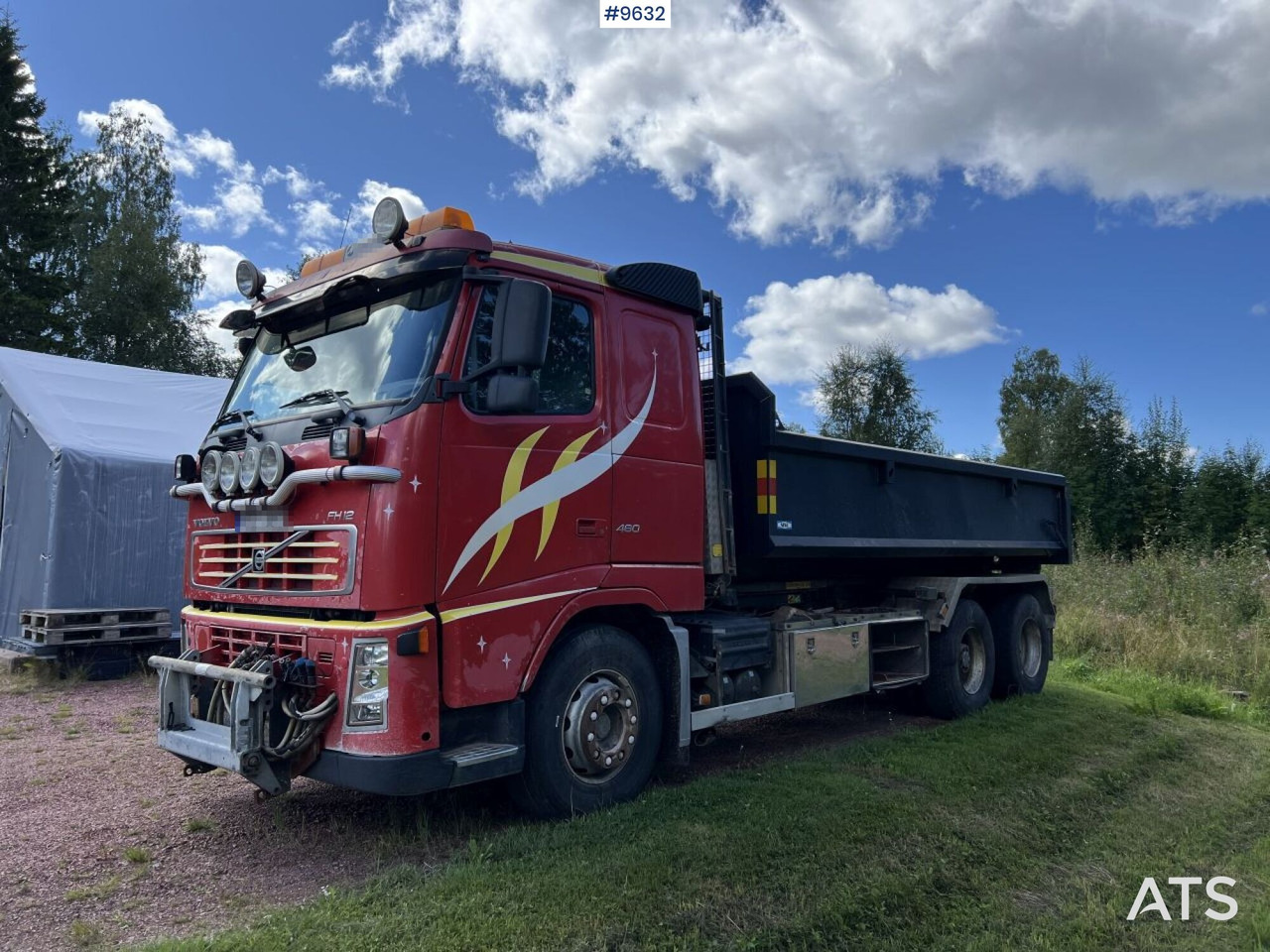 Volvo FH12 6X2 Hooklift Truck with flatbed and plow attachment - Andere machine: afbeelding 1 Volvo FH12 6X2 Hooklift Truck with flatbed and plow attachment - Andere machine: afbeelding 1