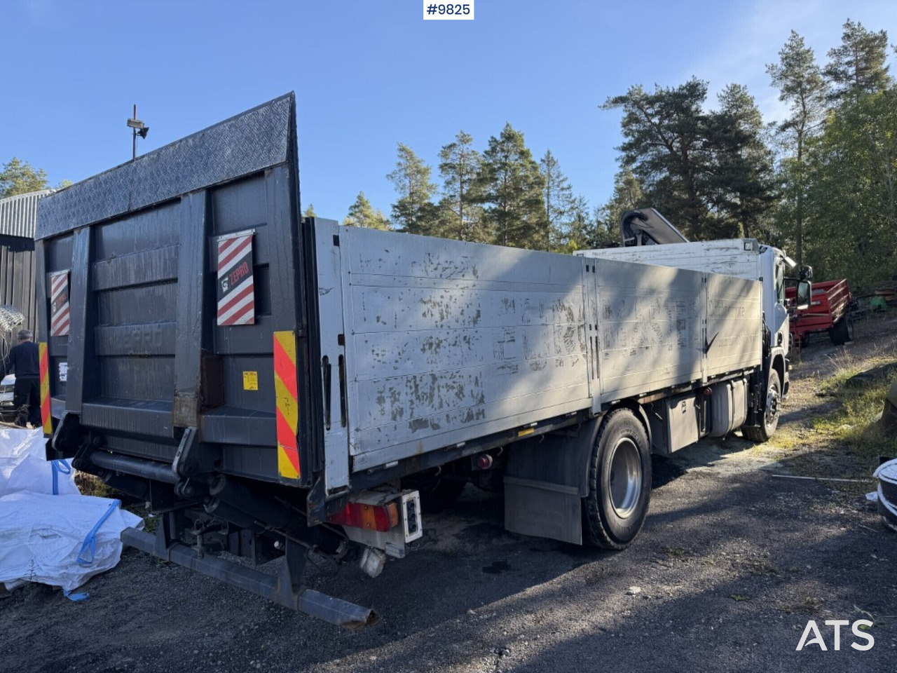 Crane truck Scania P94 230 with tail lift - Vrachtwagen met open laadbak, Kraanwagen: afbeelding 4 Crane truck Scania P94 230 with tail lift - Vrachtwagen met open laadbak, Kraanwagen: afbeelding 4