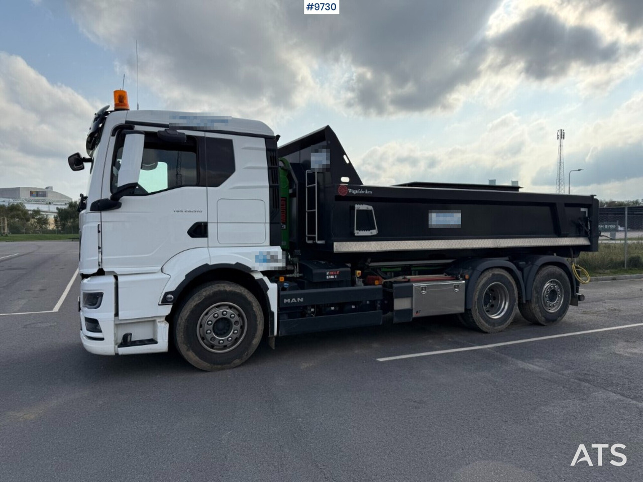 Hook lift MAN TGS 26.510 with crane flatbed and gravel flatbed - Haakarmsysteem vrachtwagen: afbeelding 2 Hook lift MAN TGS 26.510 with crane flatbed and gravel flatbed - Haakarmsysteem vrachtwagen: afbeelding 2