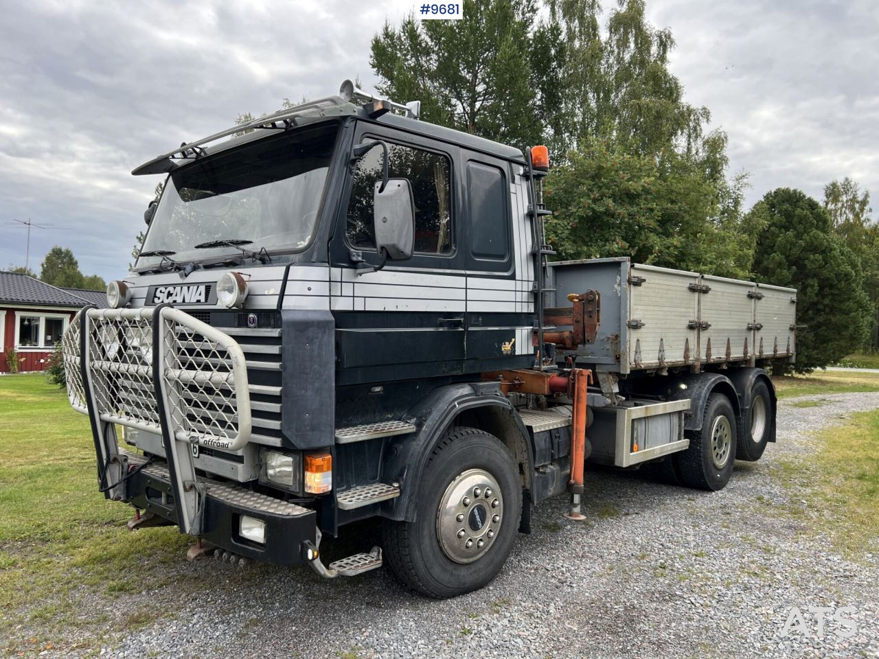 Scania R93 HL 6X2 with Hiab crane and plow mount - Vrachtwagen met open laadbak, Kraanwagen: afbeelding 1 Scania R93 HL 6X2 with Hiab crane and plow mount - Vrachtwagen met open laadbak, Kraanwagen: afbeelding 1