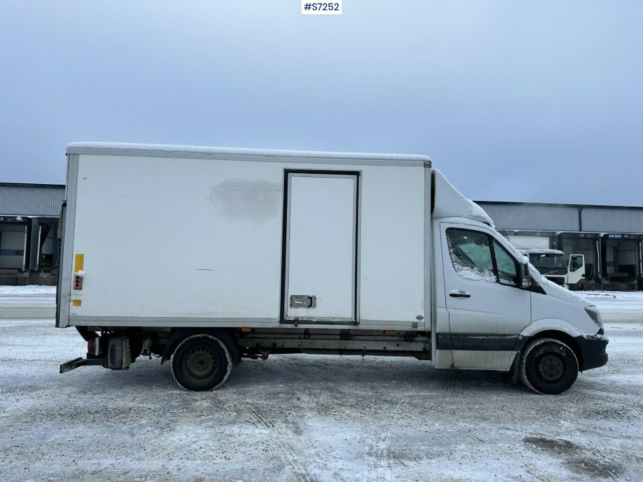 Sprinter box truck Mercedes Benz with Tailgate lift - Bestelwagen gesloten laadbak: afbeelding 1 Sprinter box truck Mercedes Benz with Tailgate lift - Bestelwagen gesloten laadbak: afbeelding 1