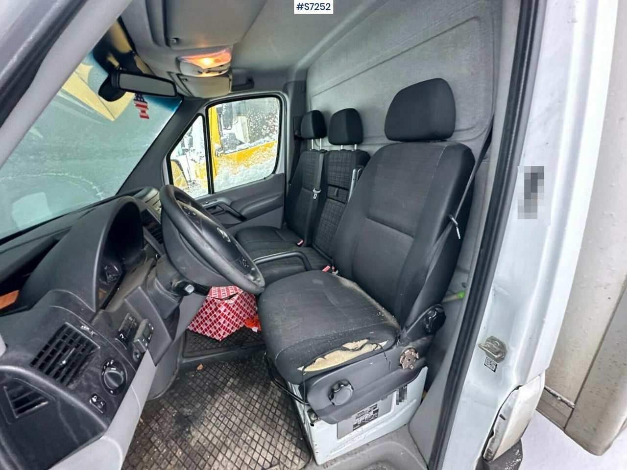 Sprinter box truck Mercedes Benz with Tailgate lift - Bestelwagen gesloten laadbak: afbeelding 5 Sprinter box truck Mercedes Benz with Tailgate lift - Bestelwagen gesloten laadbak: afbeelding 5