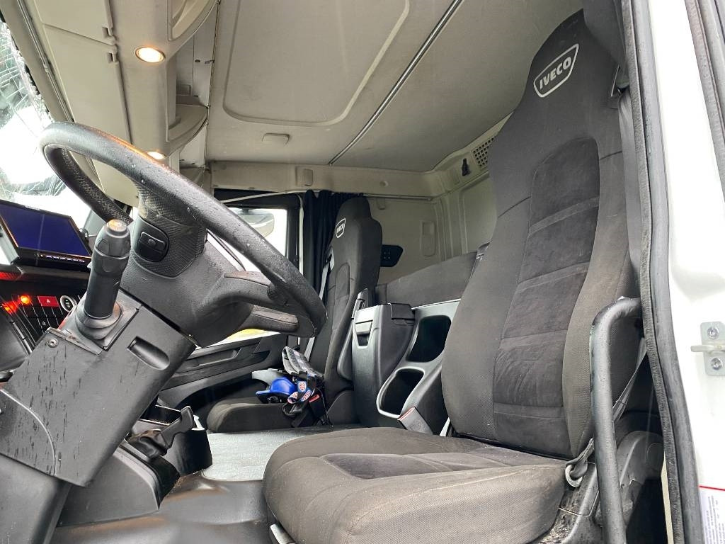 Interieur foto 1: Autovrachtwagen vrachtwagen Iveco S WAY480 /FIAULT PF60 +GRUE HMF endommagée